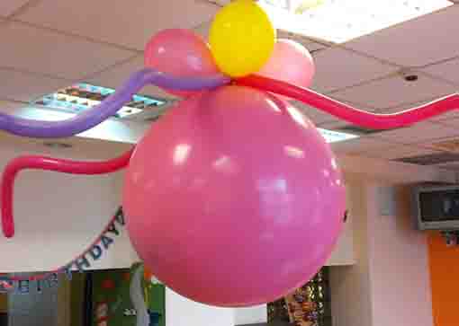 Balon Jumbo roz cu panglici din baloane, decorațiuni petreceri copii într-un restaurant